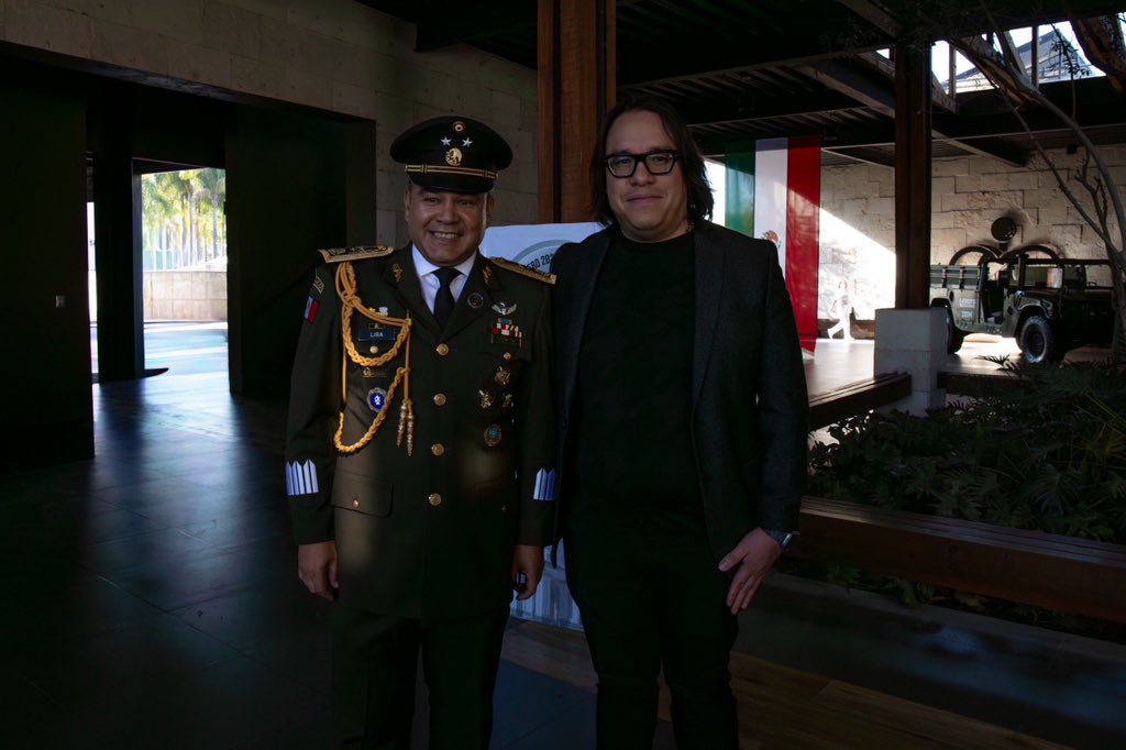 fiscaliaqro's tweet photo. El Fiscal General del Estado de Querétaro, Víctor Antonio De Jesús Hernández, asistió a la conmemoración del Día del Ejército Mexicano, acto encabezado por el General Guillermo Lira, comandante de la 17ª Zona Militar, y el Gobernador del Estado, Mauricio Kuri González.

Durante el evento se reconoció la labor del Ejército Mexicano en la defensa de la soberanía nacional, así como su contribución permanente a la seguridad y la coordinación interinstitucional, refrendando el compromiso de trabajo conjunto entre los tres poderes de gobierno, para la construcción de entornos de paz y legalidad en Querétaro.

La presencia del Fiscal General del Estado se dio también en el marco del reconocimiento al apoyo y coordinación del Ejército Mexicano en la estrategia Sinergia por Querétaro, trabajo conjunto que ha fortalecido las capacidades operativas y de investigación, contribuyendo a la obtención de resultados relevantes en materia de procuración de justicia.