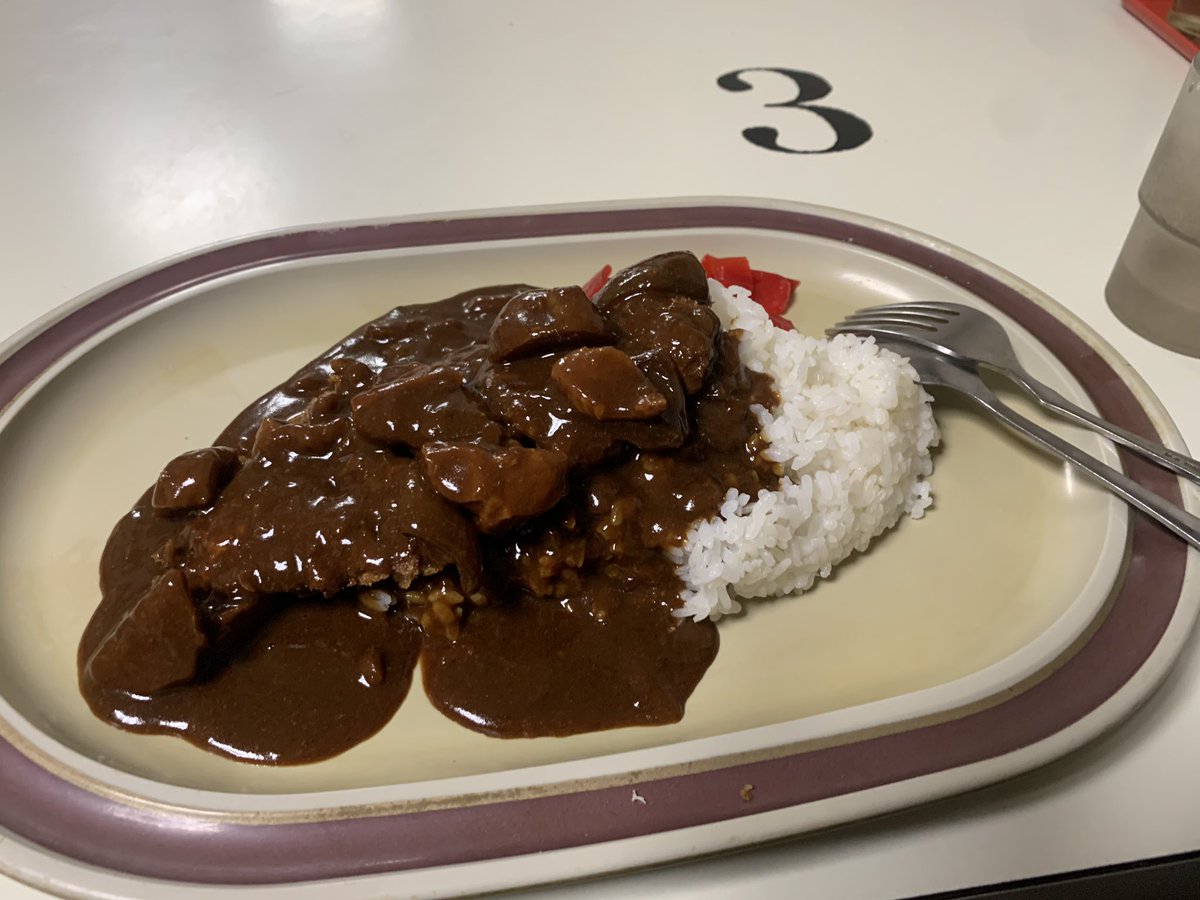 昔高円寺に団らんという定食屋があり、メガ盛りご飯に、オカズがこれでもかと付いて五百円という夢のような店だった。その並びの味楽も夢のような町中華だったが閉店。高円寺は定食屋天国で、ヤナギヤ、キッチンフジ、クロンボ、ニューバーグ、キッチン南海などあり、特にタブチの辛口カツカレーは絶品