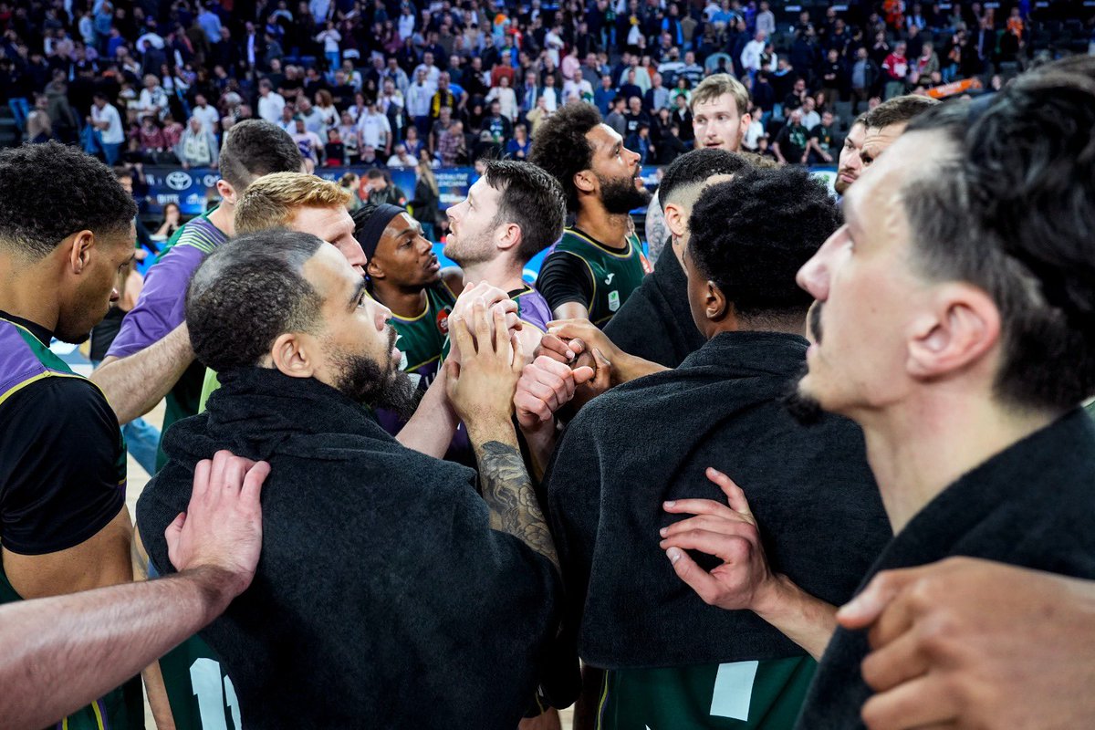 Noche muy dura, pero siempre orgullosos de los nuestros

¡Gracias por vuestro apoyo, #MareaVerde!

💚💜 #YoSoyDelUnicaja #CopaACB