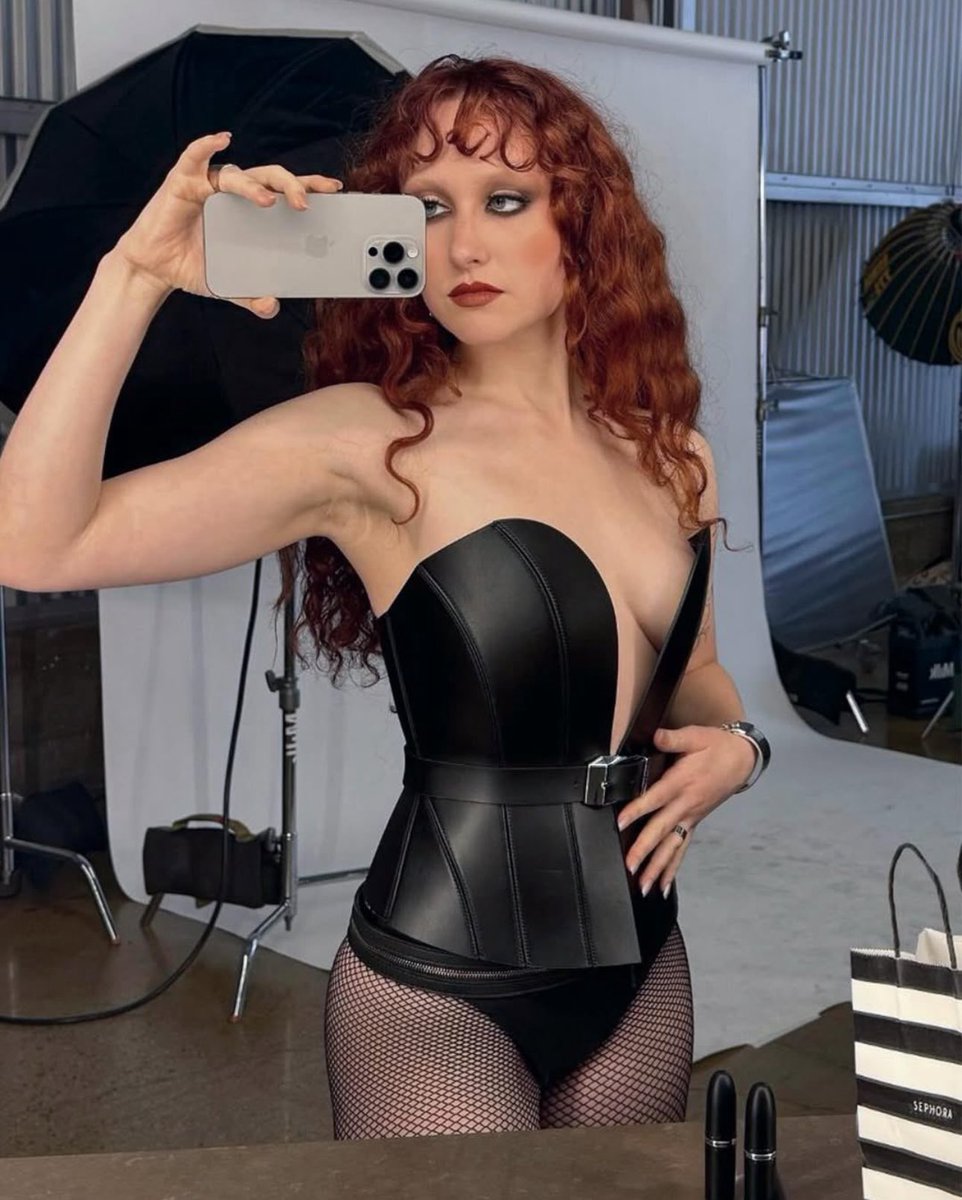 Chappell Roan stuns in a new behind-the-scenes snap from her recent ‘MAC’ shoot, serving full glam &amp; effortless beauty.