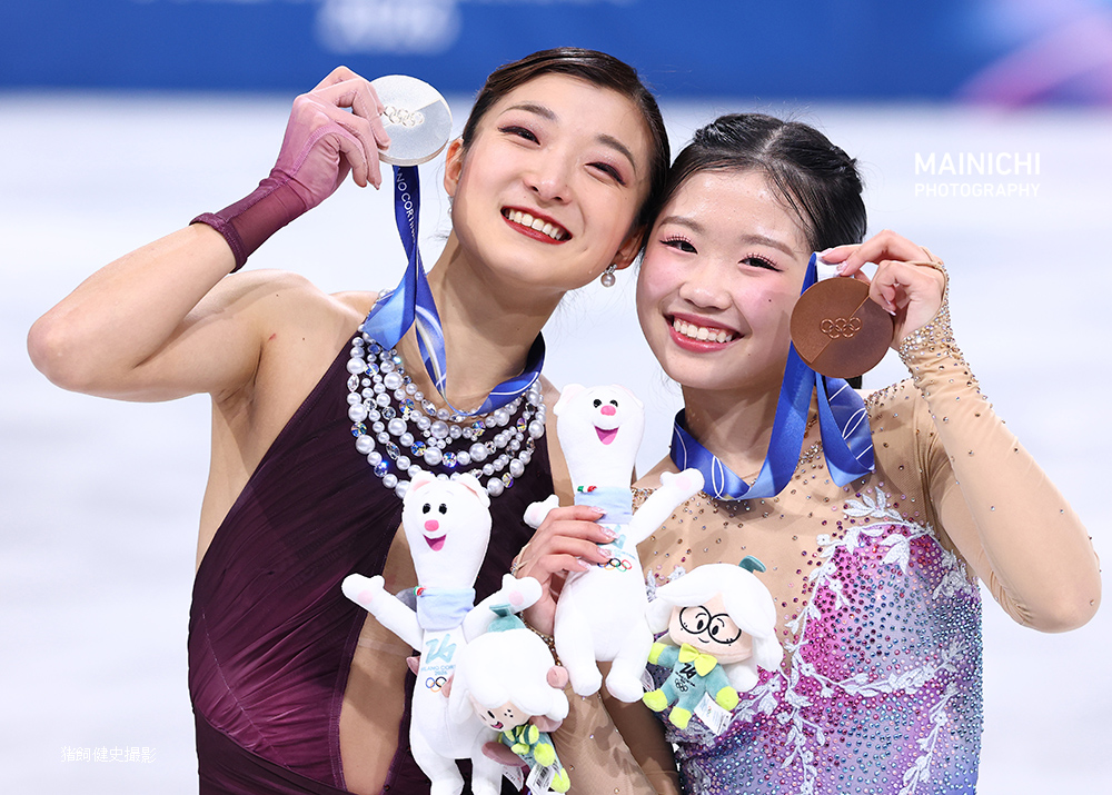 ミラノ・コルティナ冬季オリンピック、フィギュアスケート女子。表彰式で涙を流しながら銀メダルを手にする坂本花織選手（左）と銅メダルの中井亜美選手です。

写真特集→mainichi.jp/graphs/2026022…
（<a href="/Kenji_Ikaiphoto/">猪飼健史</a> 撮影）
#Olympics #MilanoCortina2026