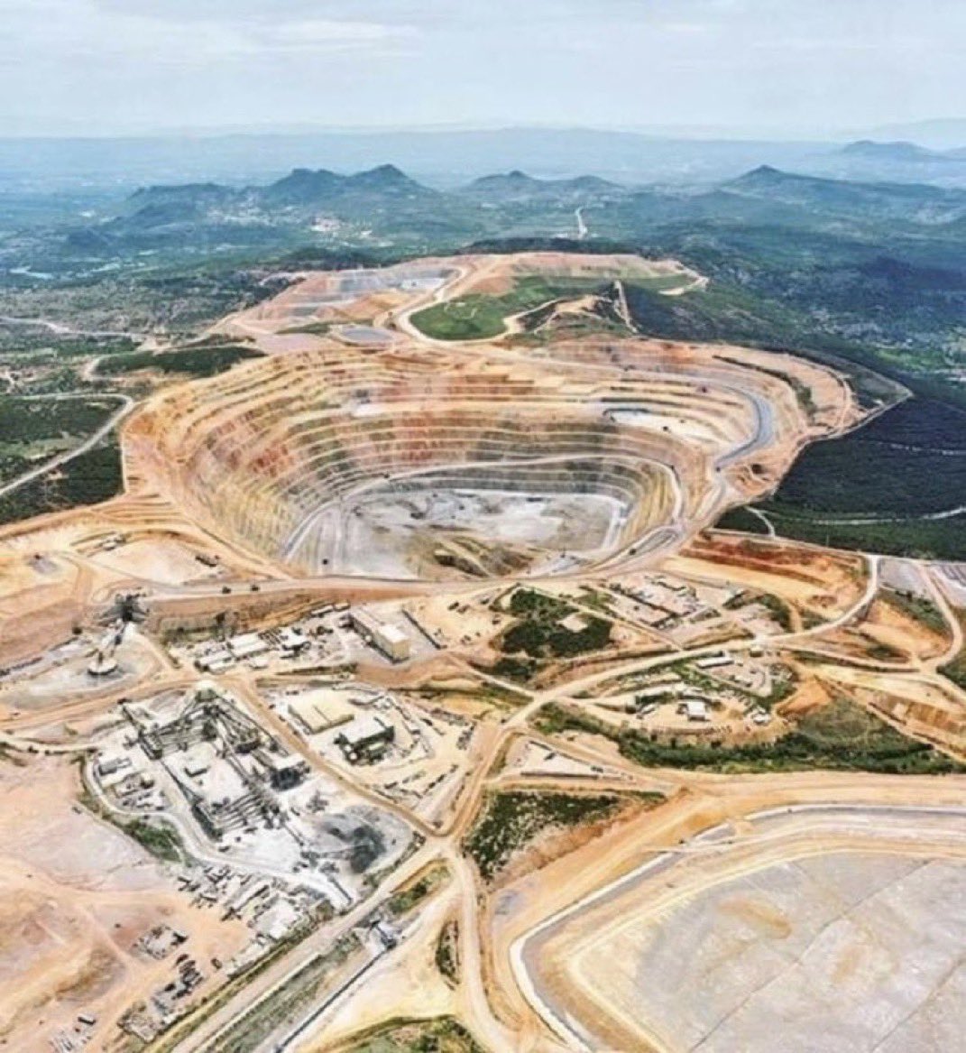 Kanadalı firma, Uşak’taki madenden sadece 3 ayda 100 milyon dolardan fazla kazanç sağladı. 

Ancak bu maden, susuz kalan bir kentin bir yılda tükettiği suyu tek başına harcadı.

Sermaye kazandı, yaşam kaybetti.
#MadencilikTalanı