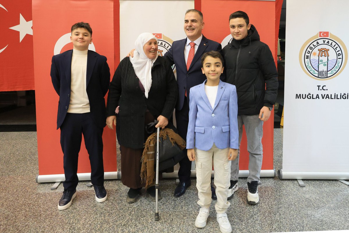 Kıymetli Valim
Şehit ailesi olarak bizlere gösterdiğiniz sevgi, ilgi ve desteği hiçbir zaman unutmayacağız. <a href="/idrisakbiyik/">Dr. İdris AKBIYIK</a> ❤️