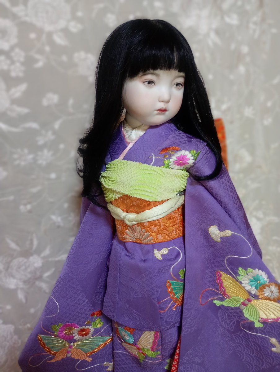 2/21からギャラリーぶんかとうさん主催の創作和人形展に出展販売させて頂きます「胡蝶」です
立波や扇の地模様が入った藤色の布地に、雅楽の胡蝶のような刺繍が施されてます。柄は総刺繍です。幼さと大人びた表情の子に生まれてくれました。お近くにお寄りの際は是非足を運んで頂けましたら幸いです。