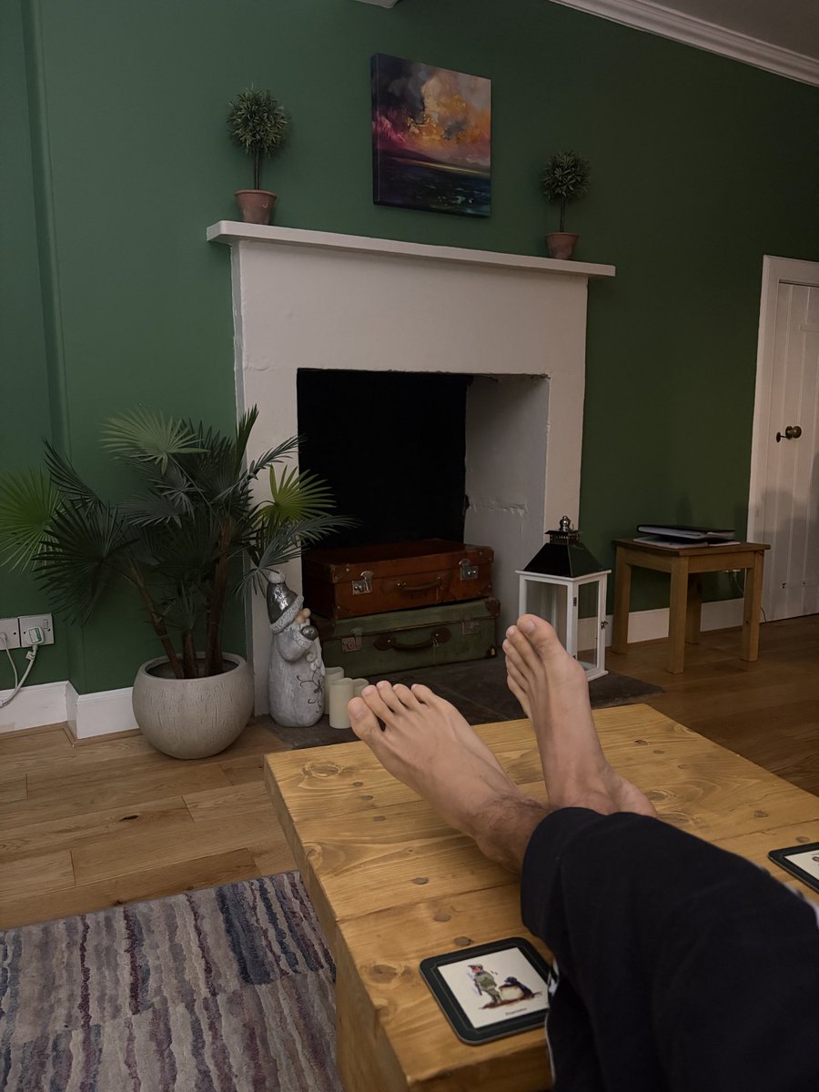 Chilling at my Airbnb in Edinburgh right now 👀