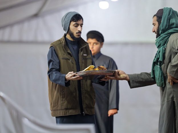 t3awni_oweqelah's tweet photo. ✨ حين يشارك الأبناء في خدمة الصائمين… 
نطمئن أن الخير باقٍ في أجيالنا 🤍

مشاركة أبنائنا المتطوعين في مشروع إفطار الصائم مشهد يبعث على الفخر، ويغرس في قلوبهم حب العطاء وخدمة المجتمع 🌙

#إفطار_الصائم #جمعية_الدعوة_بالعويقيلة 
 #ابشر_بالخير_6 https://t.co/fGJGGuU1Pf