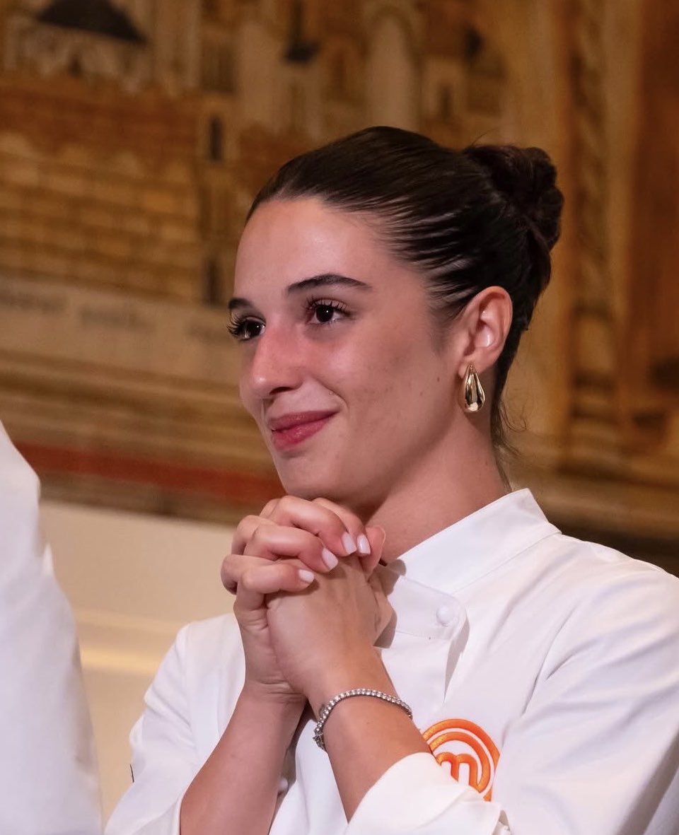 sarasemprecosi's tweet photo. chi è stato                                                   chi é in
eliminato e                                                 finale e
doveva essere                             doveva essere
in finale:                                                 eliminato:
#MasterchefIt https://t.co/mMK4oGomqi