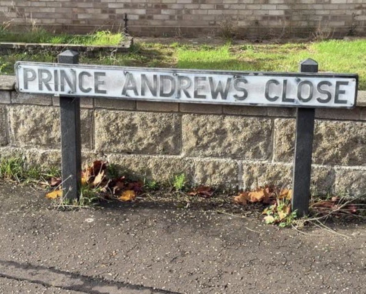 Don’t leave your kids alone in this street 😳