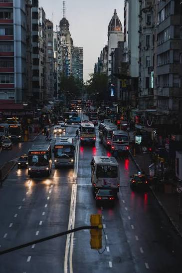 Me da la impresión de que a los montevideanos no les agrada la idea de levantar 18 de Julio ara hacer un tunel solo para que los omnibus pasen por debajo
