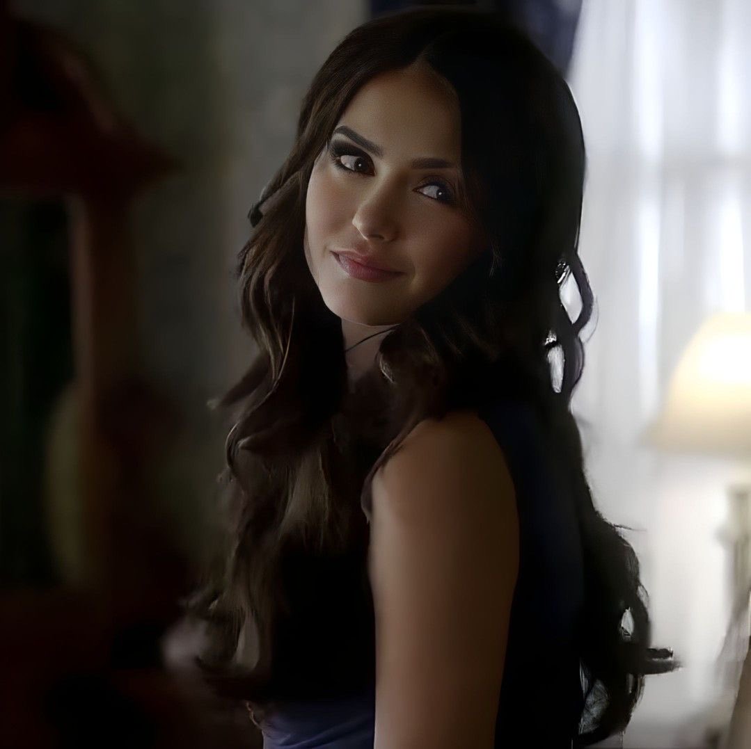 elcnass's tweet photo. the range it took to switch from elena to katherine in the same scene, acting against a green screen for hours... nina was literally doing the job of two sometimes three! people. the fact she wasn’t the highest-paid person on that set is a joke. https://t.co/gYNMfeldgn