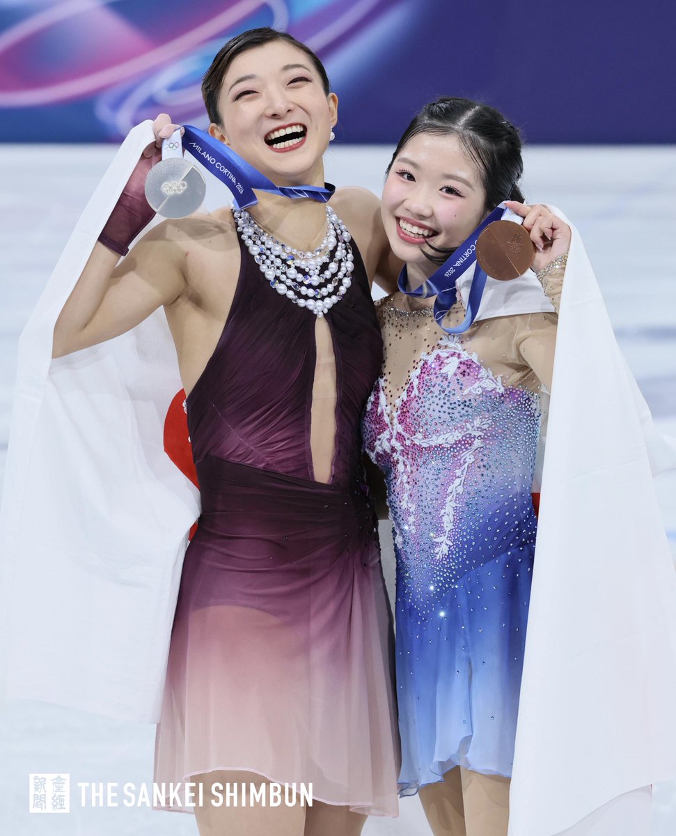 Sankeiphoto_TYO's tweet image. 【ミラノ・コルティナ冬季五輪】表彰式後に笑顔でメダルを見せるフィギュアスケート女子銀メダルの坂本花織選手と銅メダルの中井亜美選手です。応援していた鍵山選手やりくりゅうペアとも撮影。sankei.com/article/202602…
