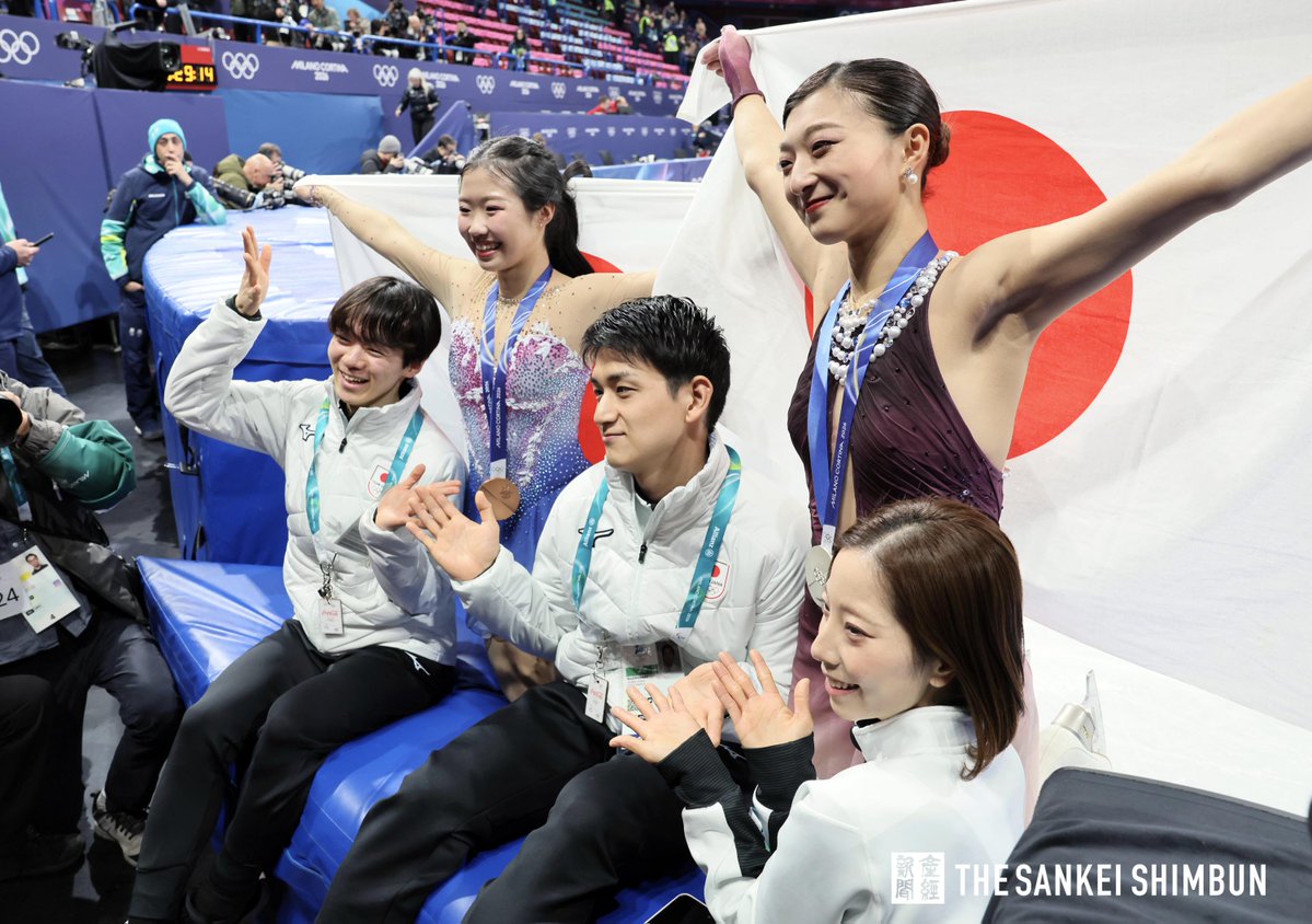Sankeiphoto_TYO's tweet image. 【ミラノ・コルティナ冬季五輪】表彰式後に笑顔でメダルを見せるフィギュアスケート女子銀メダルの坂本花織選手と銅メダルの中井亜美選手です。応援していた鍵山選手やりくりゅうペアとも撮影。sankei.com/article/202602…