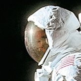 Me vuelvo loco!!!
Me acabo de dar cuenta de que en esta icónica foto del Apollo-11 se puede ver la cara de Aldrin a través del casco mirando a Neil que estaba sacando la foto.
Es la única foto del Apollo que conozco en la que se ve la cara durante la caminata lunar.
Hay más?