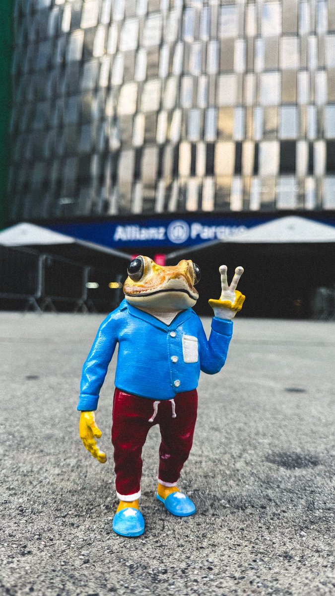AllianzParque's tweet image. Falta menos de 24 horas pro show e o Concho já está na arena. 🐸🏟️

O sapinho de DtMF não é só um personagem divertido, muita gente associa ele ao coquí, símbolo natural e cultural de Porto Rico. Esse pequeno anfíbio é parte da identidade da ilha, conhecido pelo seu canto