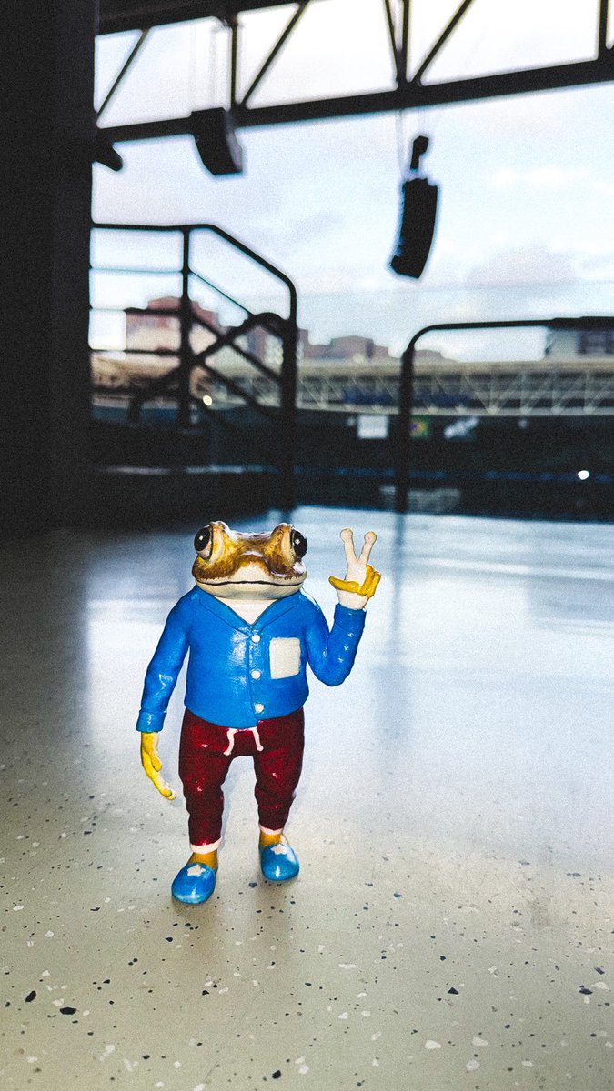 AllianzParque's tweet image. Falta menos de 24 horas pro show e o Concho já está na arena. 🐸🏟️

O sapinho de DtMF não é só um personagem divertido, muita gente associa ele ao coquí, símbolo natural e cultural de Porto Rico. Esse pequeno anfíbio é parte da identidade da ilha, conhecido pelo seu canto