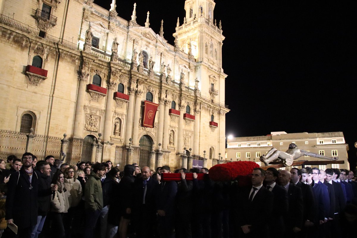 El Grupo joven de Nuestra Hermandad estuvo presente ayer en la Eucaristía y posterior viacrucis de Miercoles de Ceniza, organizado por la Agrupación de Cofradías y Hermandades de la Ciudad de Jaén  siendo el Cristo de la Buena Muerte de la Hermandad la protagonista.