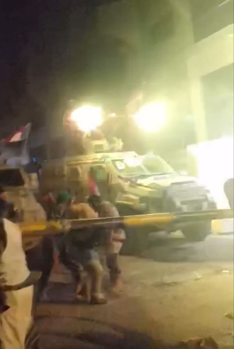 متظاهرين جنوبيين يحملون علم الجنوب،
بطلق عليهم النار من مدرعات ترفع علم الجنوب.

هذه هي بركات مملكة الشر #السعودية وهذا هدفها من زمان
الوصول بالجنوبيين الى هذه المرحلة الاقتتال بين انفسهم