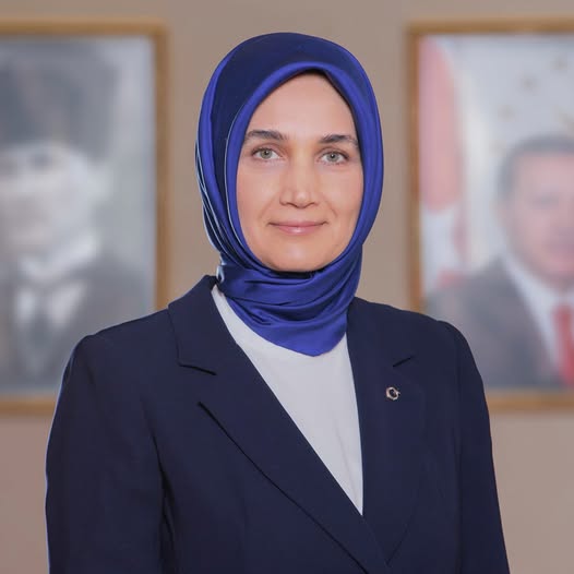 İçişleri Bakanlığı’na ilk kez başörtülü bir bakan yardımcısı olarak Afyonkarahisar Valisi Kübra Güran Yiğitbaşı atandı.

Nereden nereye, gerçekten...

Mecliste başörtülü oldukları için salondan atılan kadınlar, bugün ülke yönetimindeler...

Sayın Yiğitbaşı, 2022 yılında