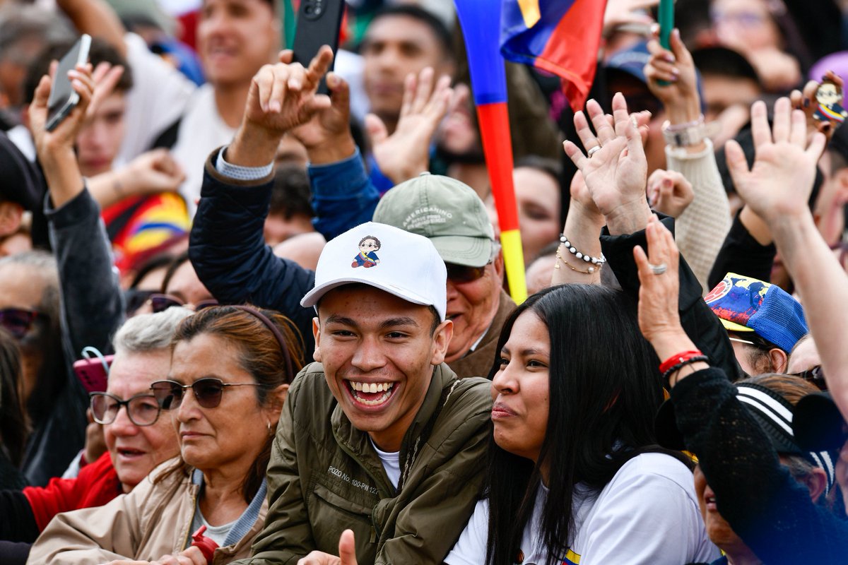 Hoy, desde la Plaza de Bolívar, junto al poder constituyente, el pueblo colombiano, continuamos la defensa del derecho de las y los trabajadores a un Salario Vital. Colombia no va a retroceder en dignidad. El decreto provisional del salario mínimo mantendrá el incremento del