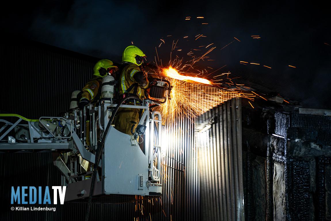 Op de Spinozaweg in Rotterdam is brand uitgebroken in een bouwkeet tegen poppodium Baroeg aan. Het vuur is overgeslagen naar het recentelijk opgeleverde gebouw en woedt achter metalen platen tegen de gevel.
mediatv.nl/nieuws/nieuws/…