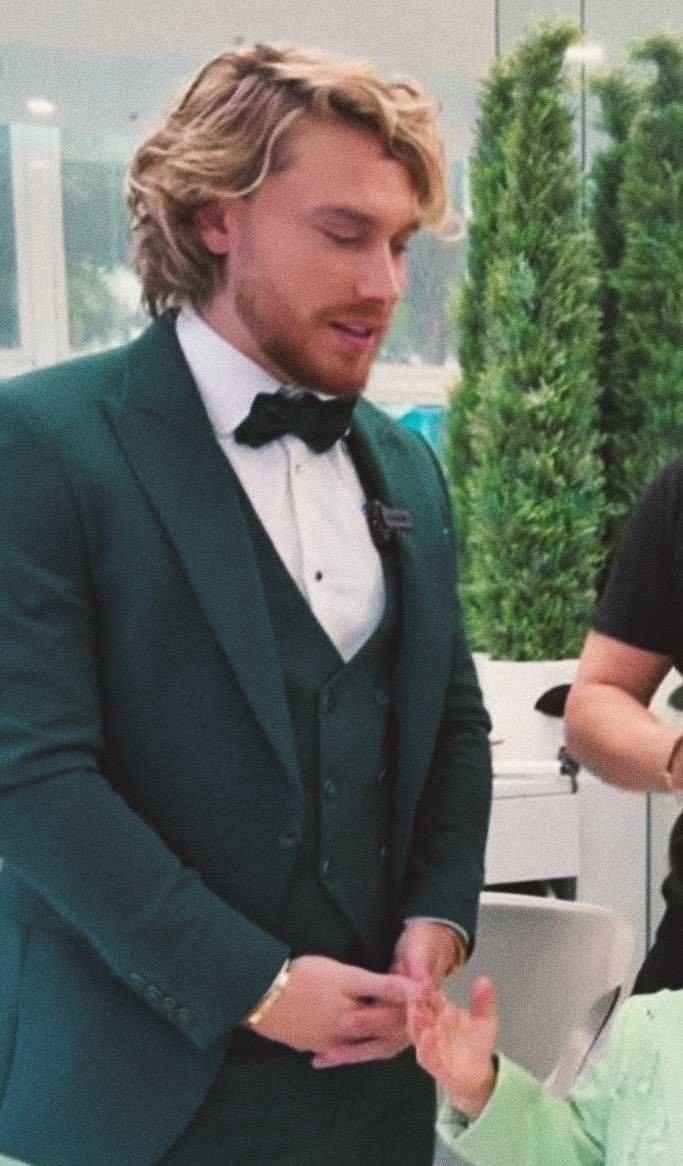 Immarshyyy02's tweet photo. Es todo un príncipe 

ALDO EN MIAMI 
#PremioLoNuestro 
#THE4REAL https://t.co/qgrTBHI65x
