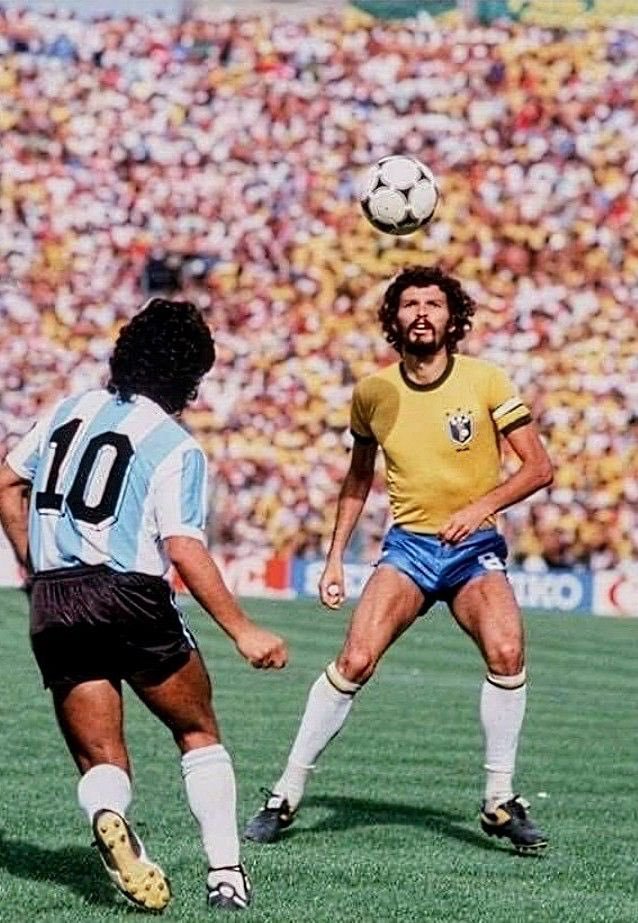 Hoy en el cumpleaños del Dr. Los quiero retar ¿Han visto una imagen con más fútbol que esta?

Te extrañamos Sócrates.