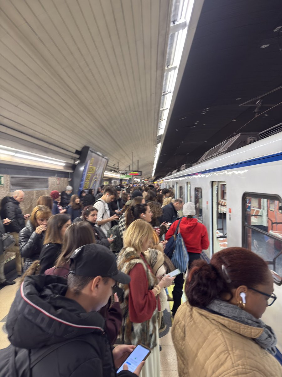 donxavierfagot's tweet photo. Grandes @metro_madrid que mientras presume de L6 y trenes sin conductor en la L9 nos ponen a las 8:00 un tren del Cretácico que se ha averiado y nos ha hecho perder tiempo vital a los usuarios https://t.co/1lHCHfKxVR