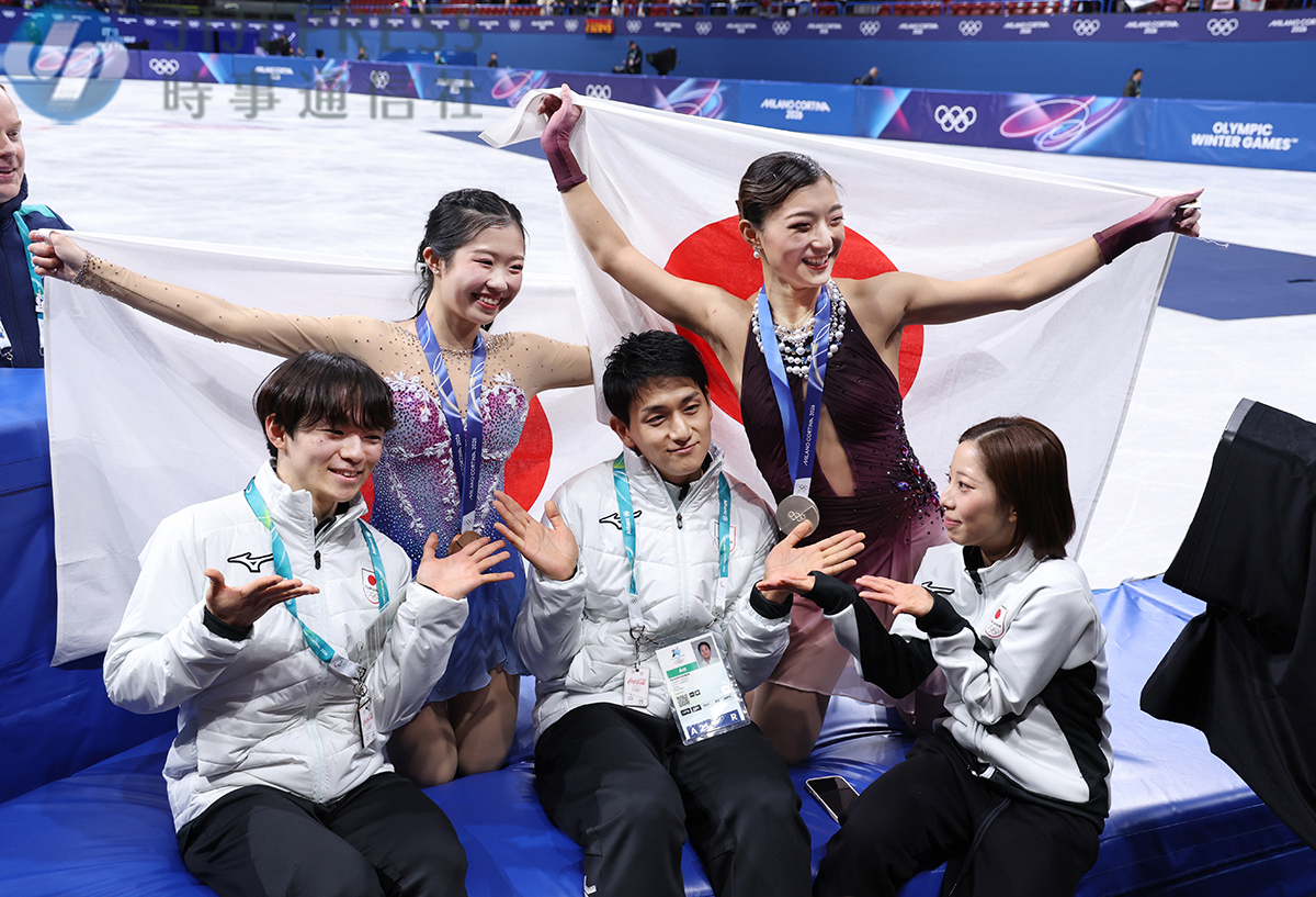 jiji_shashinbu's tweet image. 🇮🇹 #ミラノ・コルティナオリンピック ❄️
記念撮影するフィギュアスケート女子で銀メダルの坂本花織（後列右）と銅メダルの中井亜美（同左）。（前列右から）ペアで金メダルの三浦璃来、木原龍一組、男子で銀メダルの鍵山優真
#MilanoCortina2026 #TEAMJAPAN