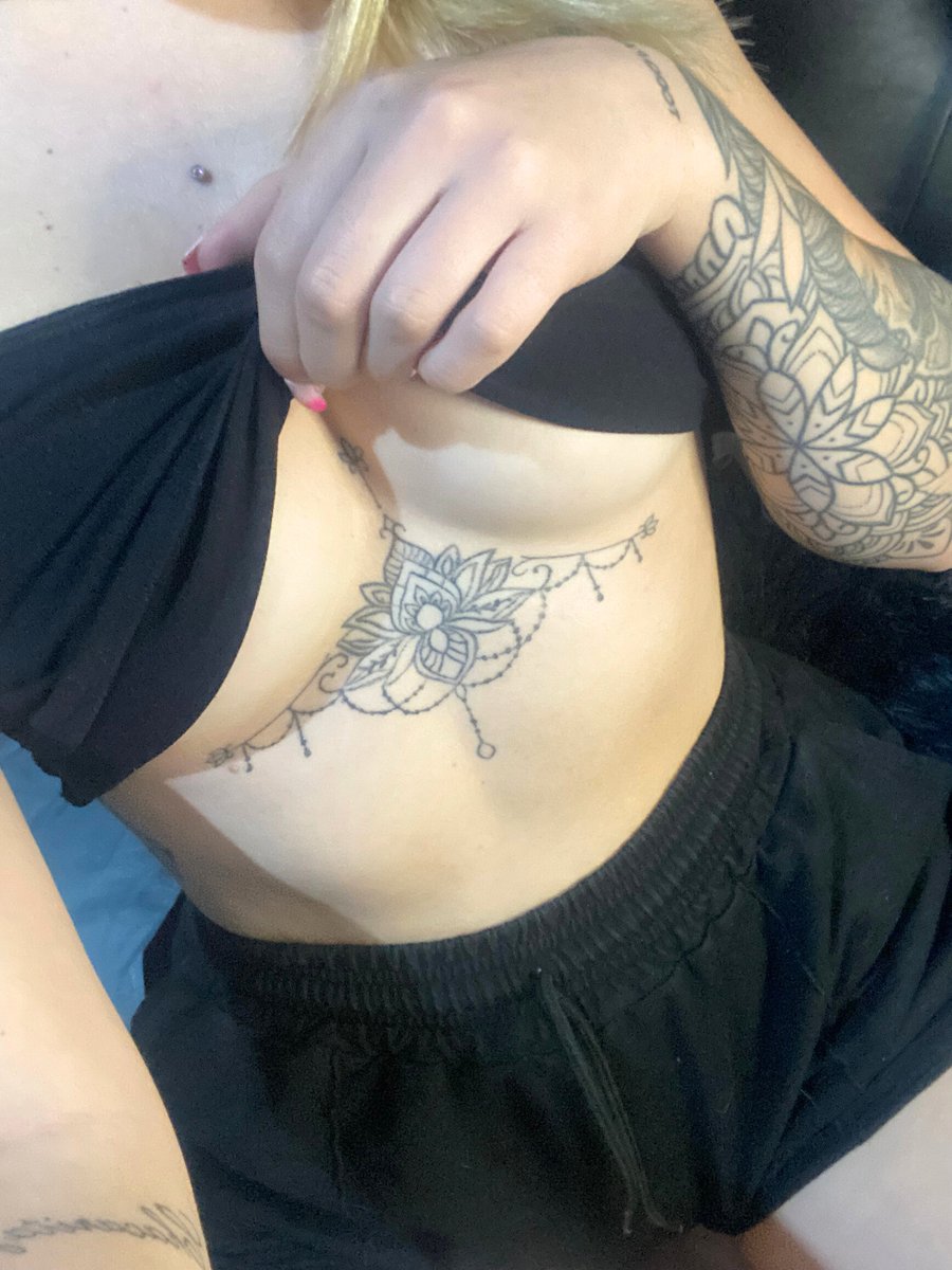 PandaMandda's tweet photo. I want a kiss on that tattoo https://t.co/tKX8G4rpKY