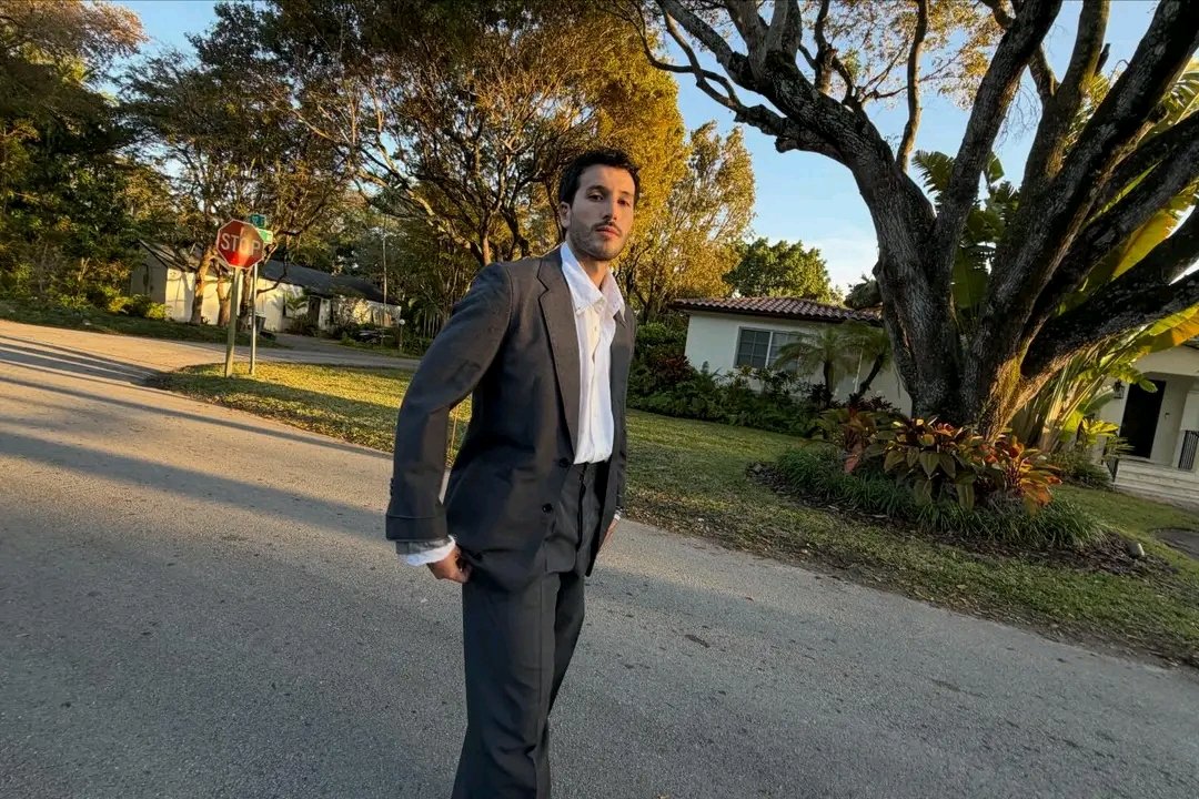 Sebas con traje es lo que está bien en esta vida 

YATRA EN PREMIO LO NUESTRO