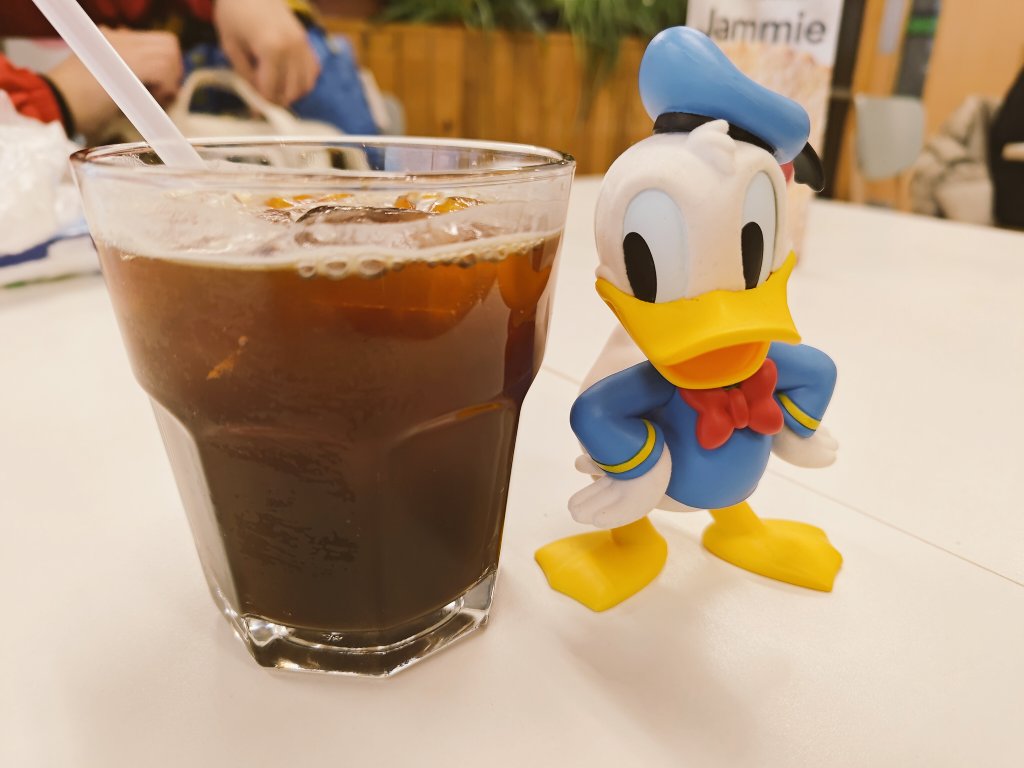 angelzora35's tweet photo. おはようございます🌥️🌥️
🍋ロールケーキ
チョコレートケーキ🍫
ブレンドコーヒー😋
#朝食 #日常 #CafeShop
#テスコ https://t.co/xCHy719cr8