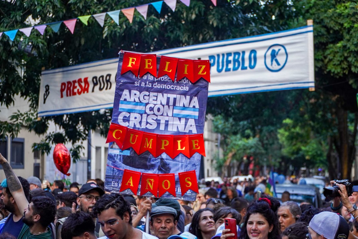 Sabbatella's tweet photo. AMOR CON AMOR SE PAGA ❤️

Fuimos a San José 1111 para abrazar a Cristina en su cumpleaños y para reivindicar un proyecto de país. Celebramos la coherencia de quien creó más de 5 millones de puestos de trabajo y puso la dignidad del trabajador en el centro.

Hoy, ante los intentos de precarización y de destrucción del trabajo argentino, defendemos nuestra historia y nuestro futuro. No es solo una disputa de leyes, es una disputa de sentidos.

#CristinaLibre
#CristinaCumple