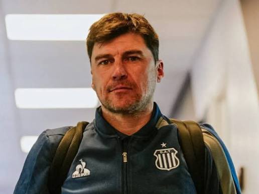 🚨Alexander Medina es el principal candidato a ser el entrenador de Estudiantes (LP). 
*️⃣Tras analizar varios nombres, el club ya negocia con el "Cacique" y busca llegar a un entendimiento.