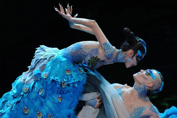 luvvv how they tried to stay true to garments they perform the dance in, even the colors and everything are all fully thought through