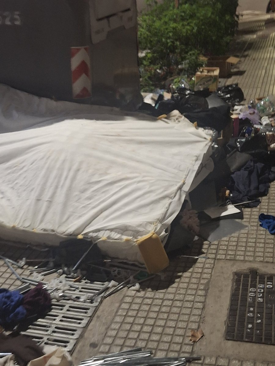 No hay cuadra que no este destruida por los fisuras. Esto no se arregla con tachos de basura subterráneos esto se arregla cagando a palo a los fisuras que hacen pelota todo adrede. Por que un trabajador debe limpiar la mugre de estos hdp. Acaso el derecho del fisura pesa mas?