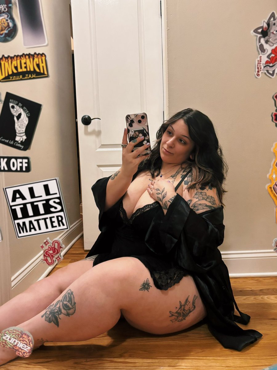 immortaeis's tweet photo. on my cute lil housewife shit 🖤 https://t.co/4VQ0p2GelB