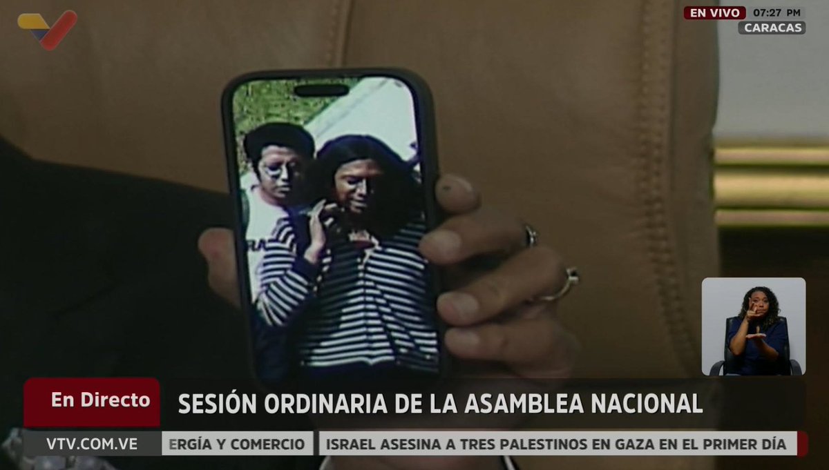 lubrio's tweet photo. Denunció Jorge Rodríguez que hoy dos sujetos plenamente identificados le vandalizaron la placa de la Plaza Jorge Rodríguez (padre) colocándole "secuestrador" y "guerrillero". Esa plaza recibió dicho nombre en 1976 por el Consejo Universitario de la UCV, un mes después de que fue asesinado Jorge Rodríguez (padre) tras ser detenido y torturado por fuerzas de seguridad del Estado. Denuncia que son factores que están buscando alterar la paz. Mostró fotos de los presuntos delincuentes.