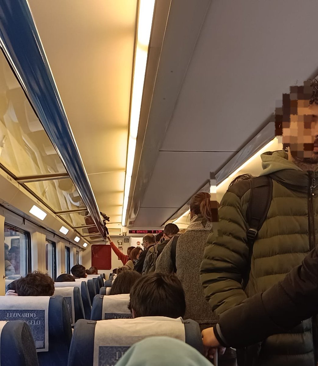 Cinc setmanes de l'inici del caos absolut a @Rodalies <a href="/Renfe/">Renfe</a> <a href="/Adif_es/">Adif</a>, el servei continua degradant-se. Trens suprimits, trens amb +3h de retard... El menyspreu per part d'aquesta gent és intolerable. Així anaven aquesta tarda de dijous els trens cap al sud, no tenen vergonya!
