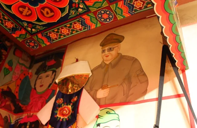 meowclovis's tweet image. 과테말라 민속 가톨릭 성인인 막시몬이라는데, 선글라스 낀 모습이 힙하네ㅋㅋ 

내전 시기 폭력의 시대에 강력한 현대 군인의 모습을 투영한 결과라는데 

맥아더 장군신 생각남