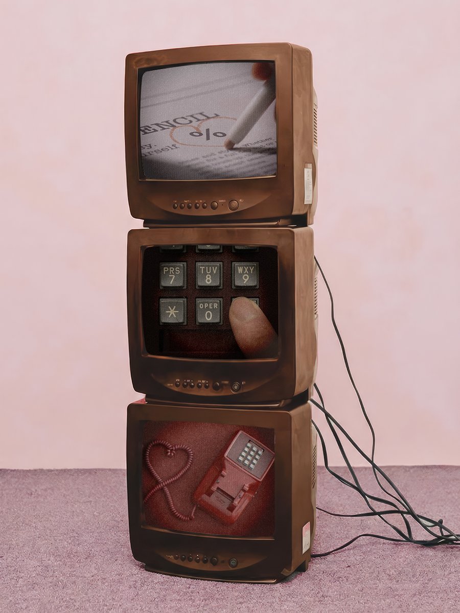 #RT이벤트
𝐊𝐧𝐨𝐜𝐤! 𝐊𝐧𝐨𝐜𝐤!
𝚆𝚑𝚘'𝚜 𝚝𝚑𝚎𝚛𝚎? 🚪

일상 속 새로운 무드를 함께 만들어갈
하트퍼센트의 첫 번째 모델, 과연 누구일까요?

해당 게시물 맘찍+팔로우 후
인용으로 추측을 남겨주신 5분을 선정해
3월에 출시될 신제품을 선물로 드릴게요 🩷

📅 기간: 2/20(금) ~ 2/22(일)
🎁