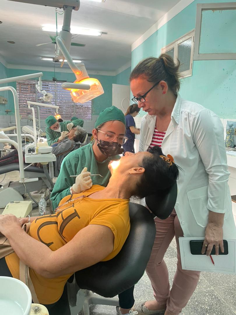 Estudiantes de Estomatología dando continuidad a su proceso docente en las áreas de salud.