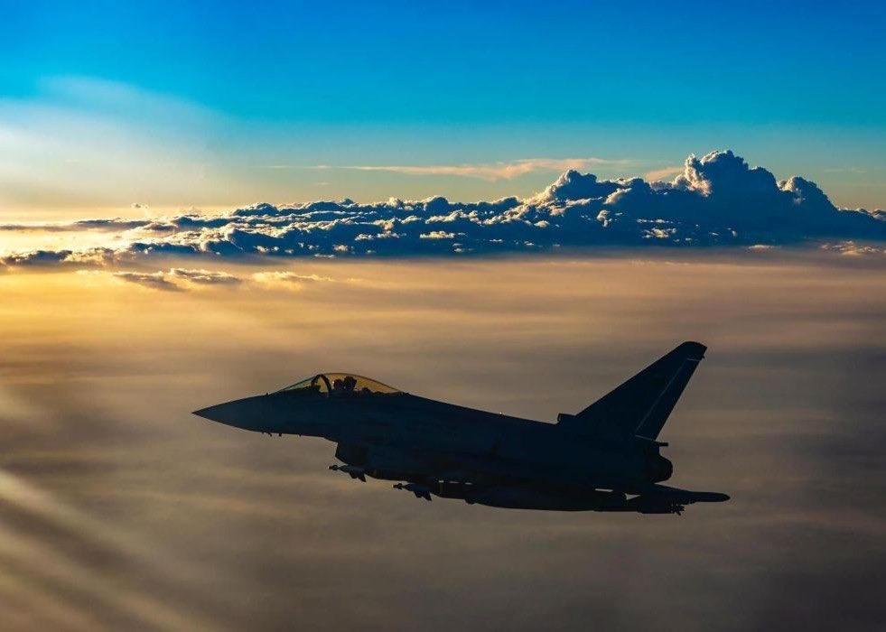 Türkiye’den 44 Eurofighter hamlesi, son 12 uçak için görüşmeler sürüyor

Türkiye en az 44 Eurofighter savaş uçağı almayı garanti altına almış durumda, bunun 20’si yeni üretim, 12’si Katar’dan ve diğer 12’sinin kaynağı hâlâ tartışılıyor (Katar mı yoksa Umman mı olacağı belli