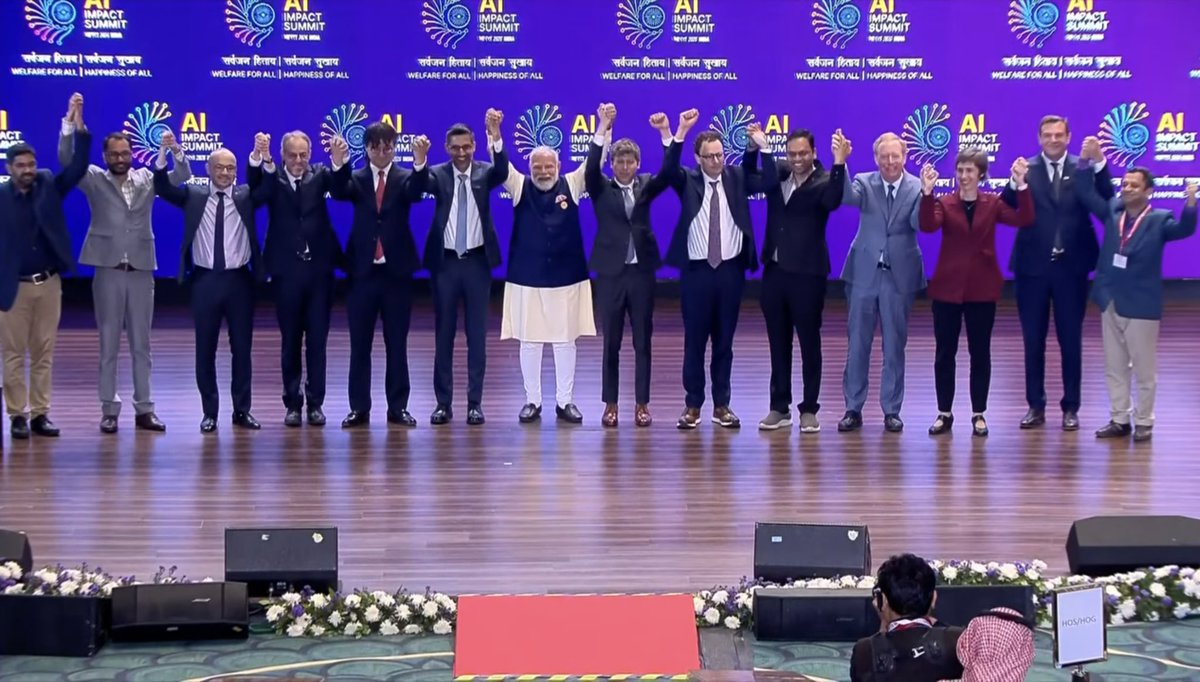 2026 AI Impact Summitでの興味深い一幕。OpenAIのCEOサム・アルトマンとAnthropicのCEOダリオ・アモデイは、かつての同僚であり、今は競争相手となり、ついに言葉を失ってしまった！