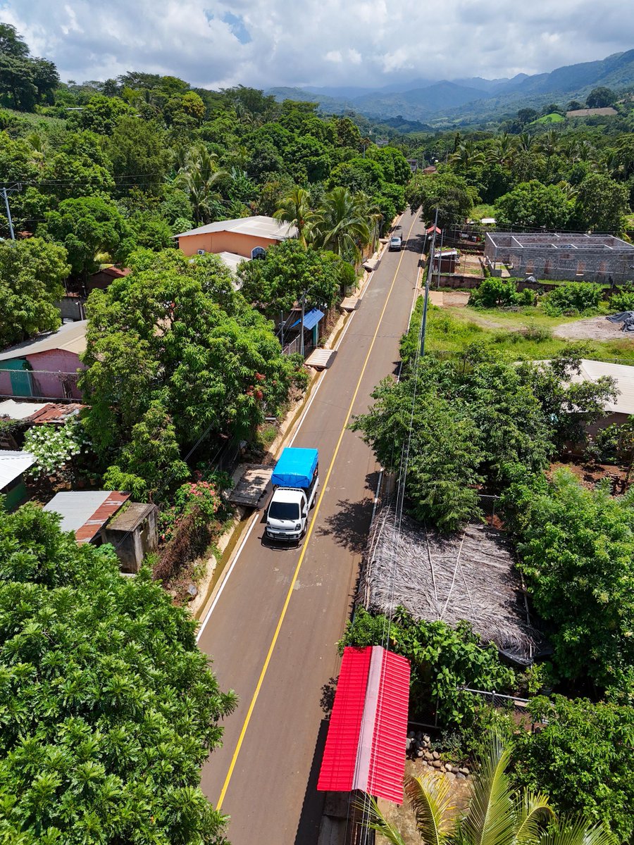 ultimahsv's tweet photo. #NuevasObras | ✅ Sin embargo gracias a la intervención del Gobierno Central, se intervinieron 8 kilómetros que fueron completamente pavimentados, beneficiando a miles de familias de la zona. https://t.co/7rLhJJv4ae