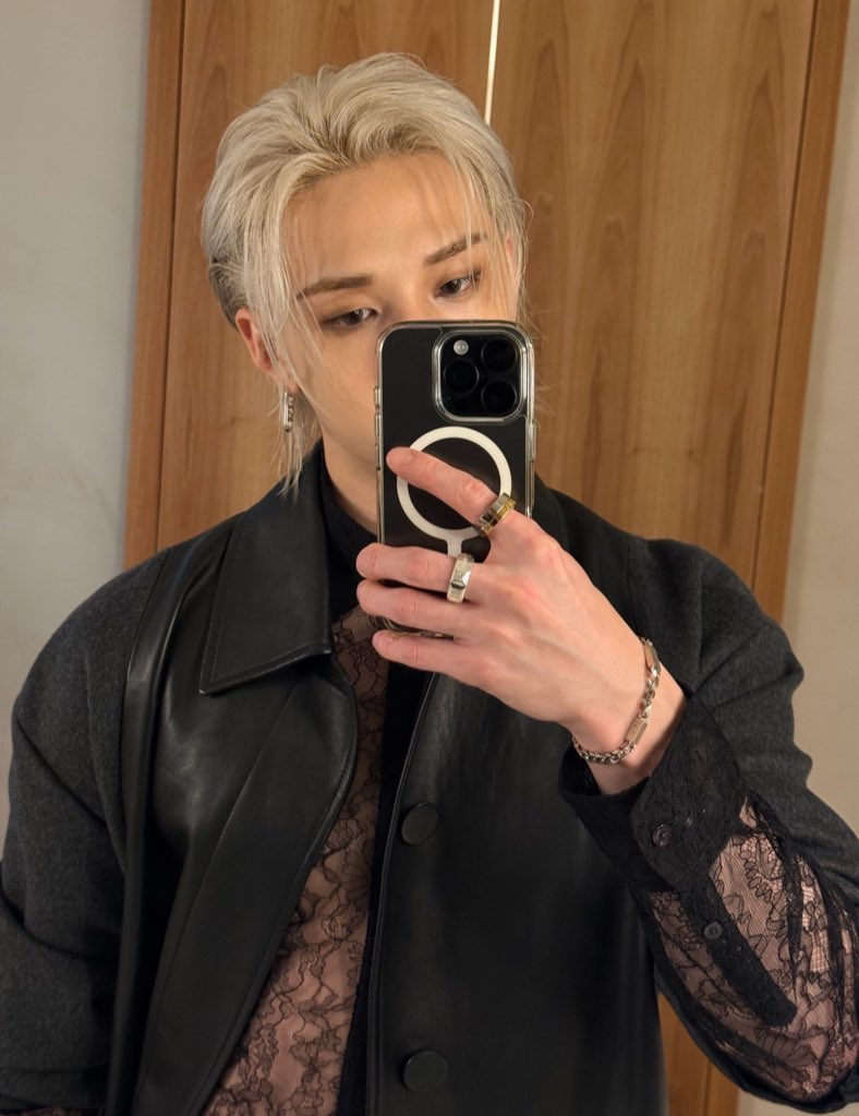 BusBubbless's tweet image. i love that he feels more comfortable and likes to wear rings.