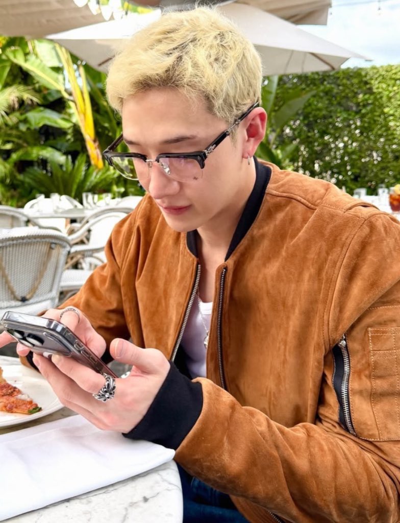 BusBubbless's tweet image. i love that he feels more comfortable and likes to wear rings.