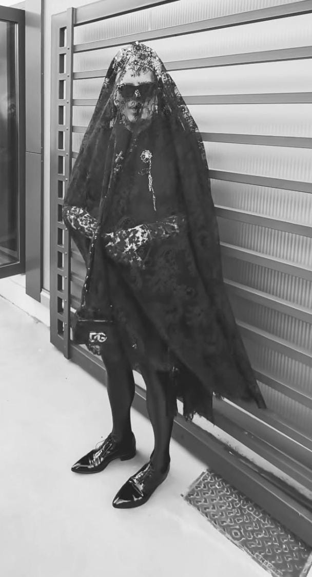 Ali cipele, noge i ovaj abažur.... neeeeeeeee... Joj Boze nekad su bolnice radile svoj posao... 🙏