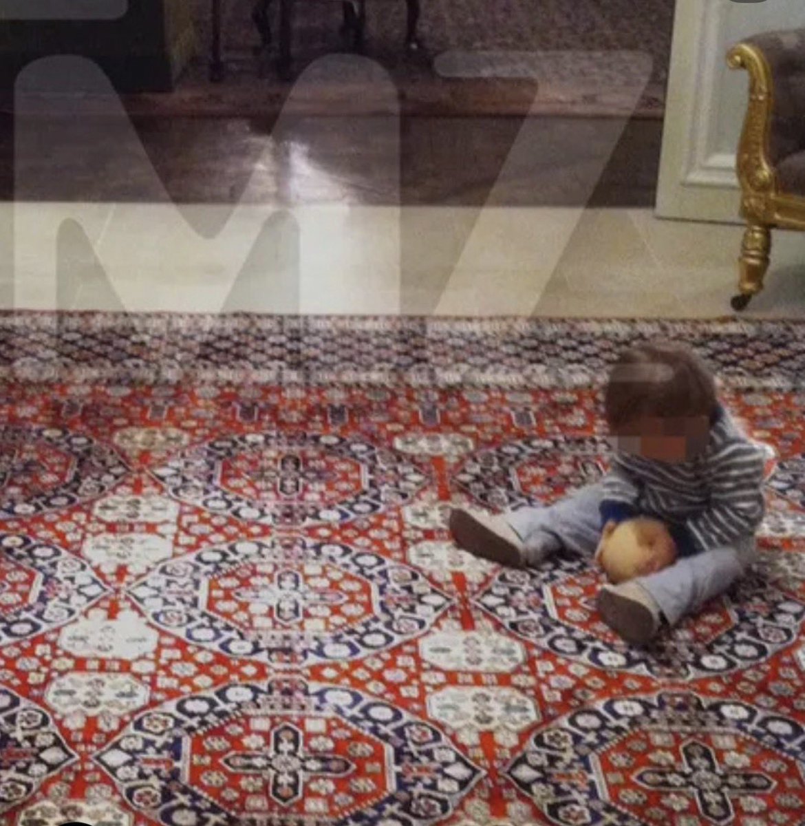 CarrilloKaitu's tweet photo. Preocupación por las fotos difundidas en exclusiva por el medio @TMZ 
En ellas se ve al expríncipe Andrew “jugando” con un pequeño. Lo curioso y perturbante  de las imágenes, es la pelota con la que “juegan”, pues esta parece haber sido pintada y decorada cómo un seno. https://t.co/kXWSn45L3Y