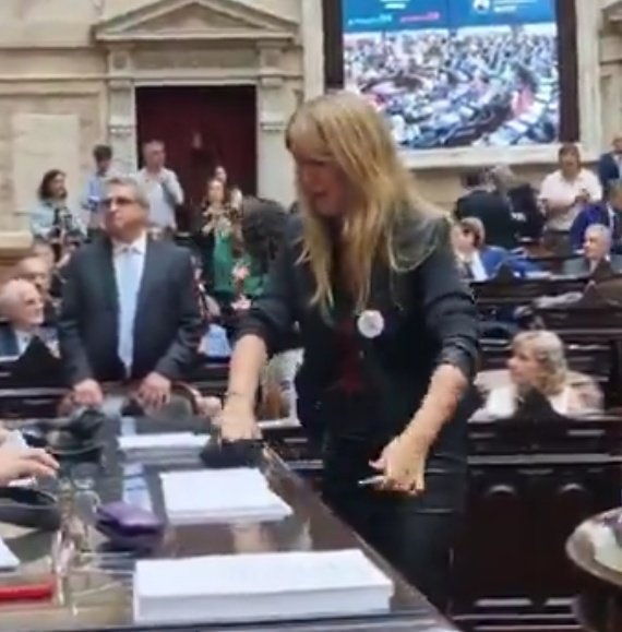 <a href="/florcarignanook/">Florencia Carignano</a> <a href="/DiputadosAR/">Diputados Argentina</a> El pueblo argentino no te paga para hacer estas payasadas. Ubicate, desquiciada.