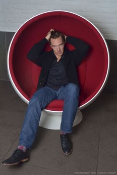 sapw's tweet photo. Happy #NationalRedSockDay #BenedictCumberbatch https://t.co/9H2WWConHI
